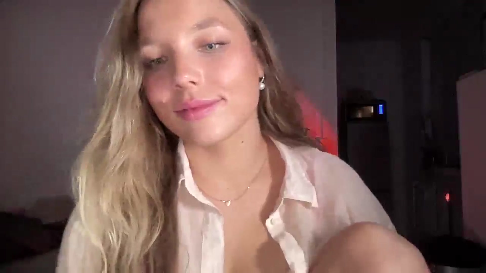 Gallery image thumbnail from SabrinaGolden's myfreecams stream on, 05/03/2025, 22:10 image 10 of 20
