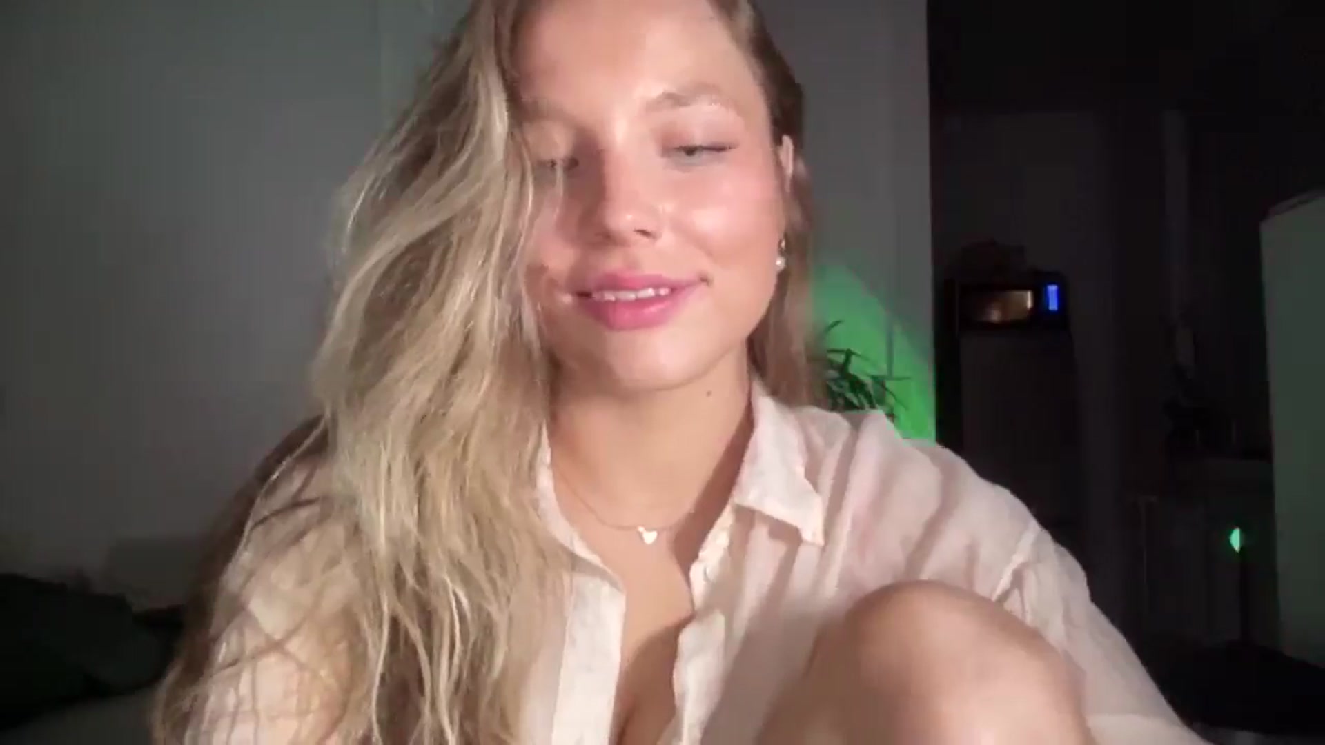 Gallery image thumbnail from SabrinaGolden's myfreecams stream on, 05/03/2025, 22:10 image 13 of 20