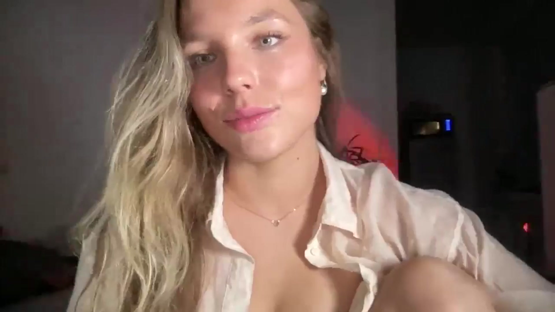 Gallery image thumbnail from SabrinaGolden's myfreecams stream on, 05/03/2025, 22:10 image 15 of 20