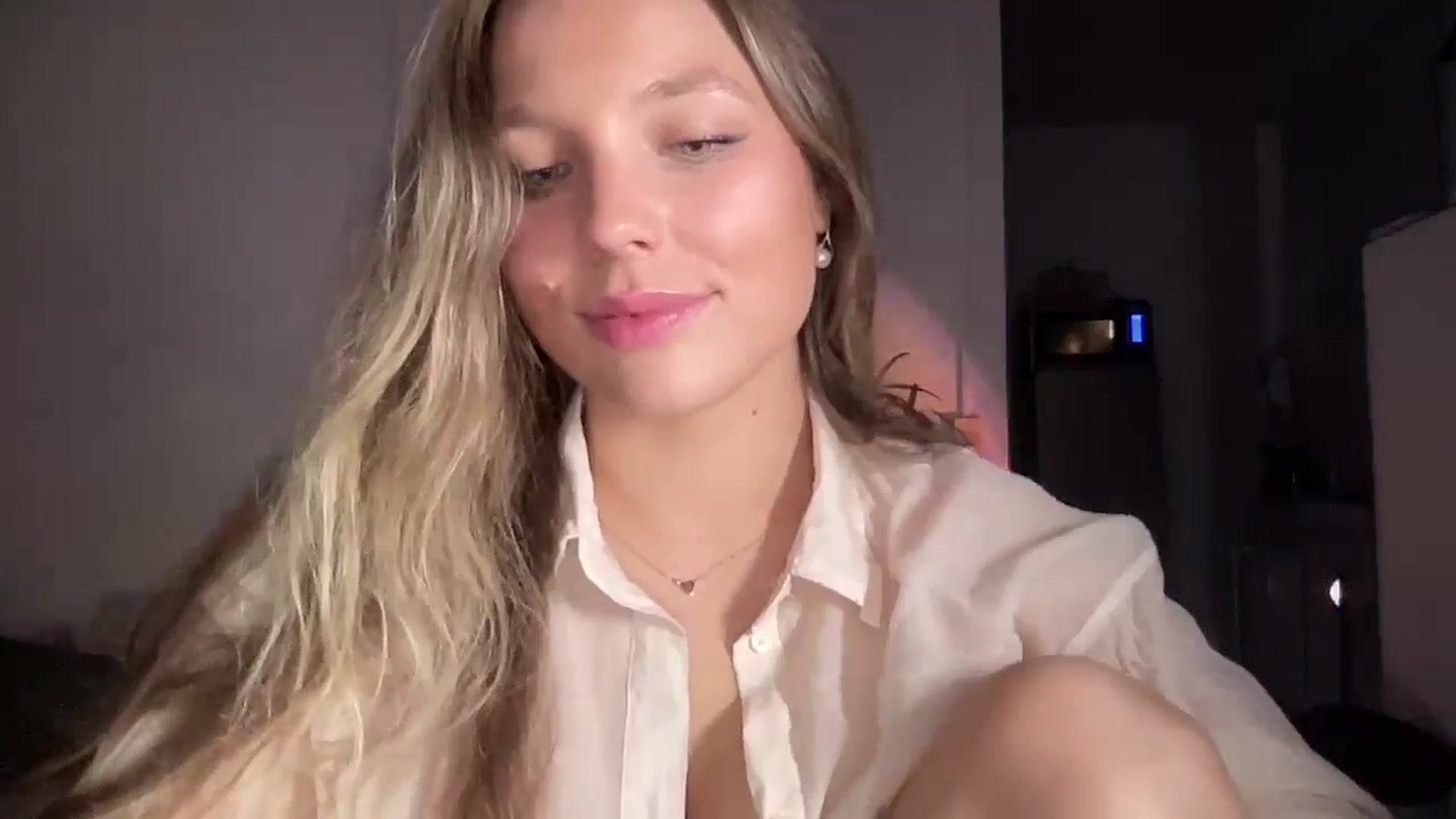 Gallery image thumbnail from SabrinaGolden's myfreecams stream on, 05/03/2025, 22:10 image 7 of 20