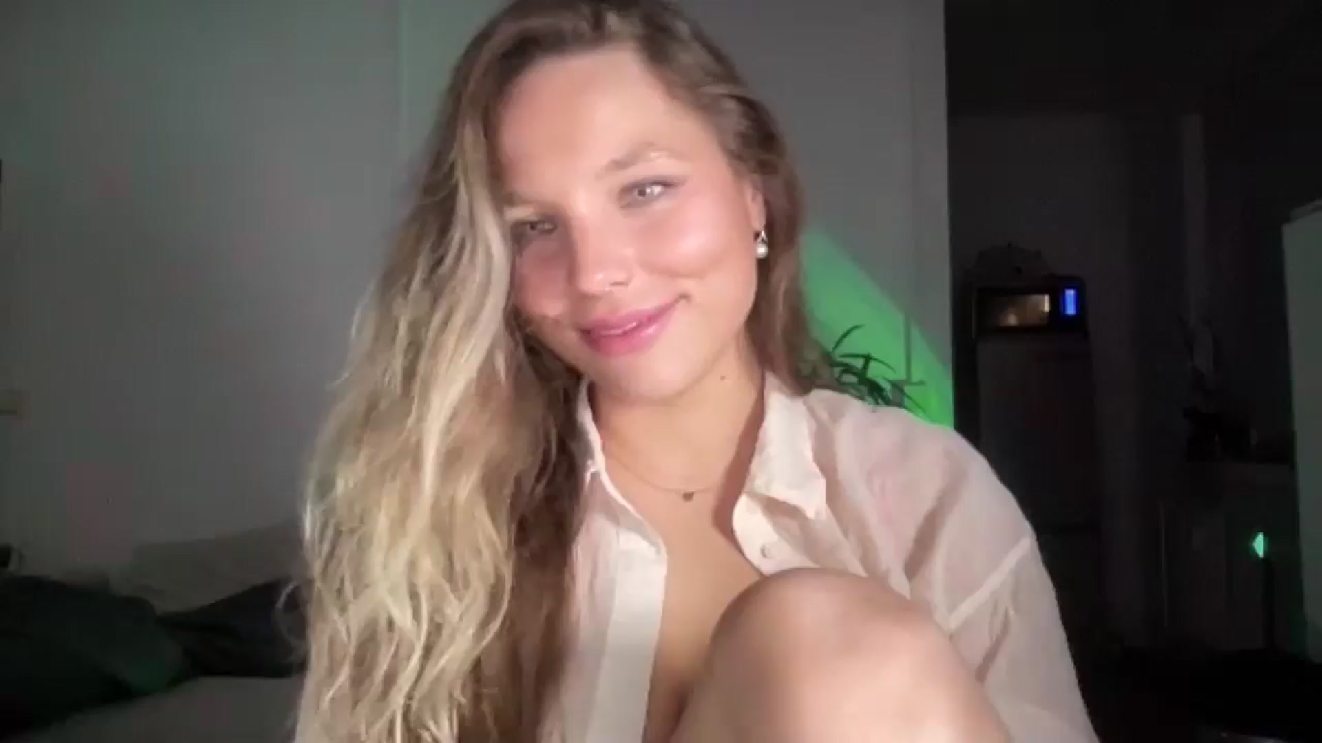 Gallery image thumbnail from SabrinaGolden's myfreecams stream on, 05/03/2025, 22:10 image 17 of 20