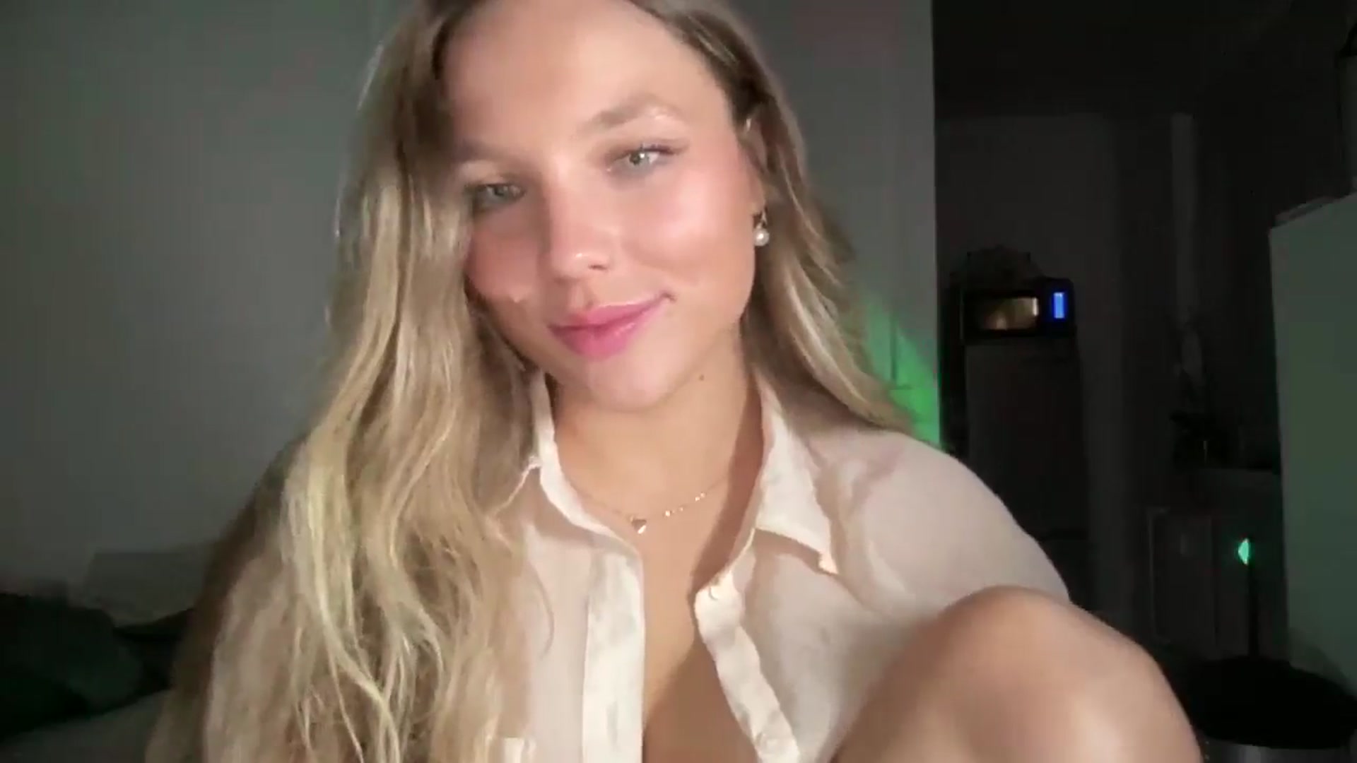 Gallery image thumbnail from SabrinaGolden's myfreecams stream on, 05/03/2025, 22:10 image 4 of 20
