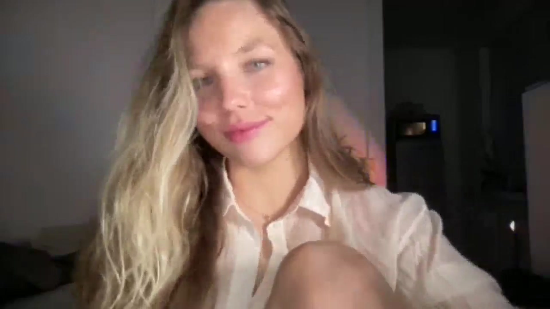 Gallery image thumbnail from SabrinaGolden's myfreecams stream on, 05/03/2025, 22:10 image 18 of 20
