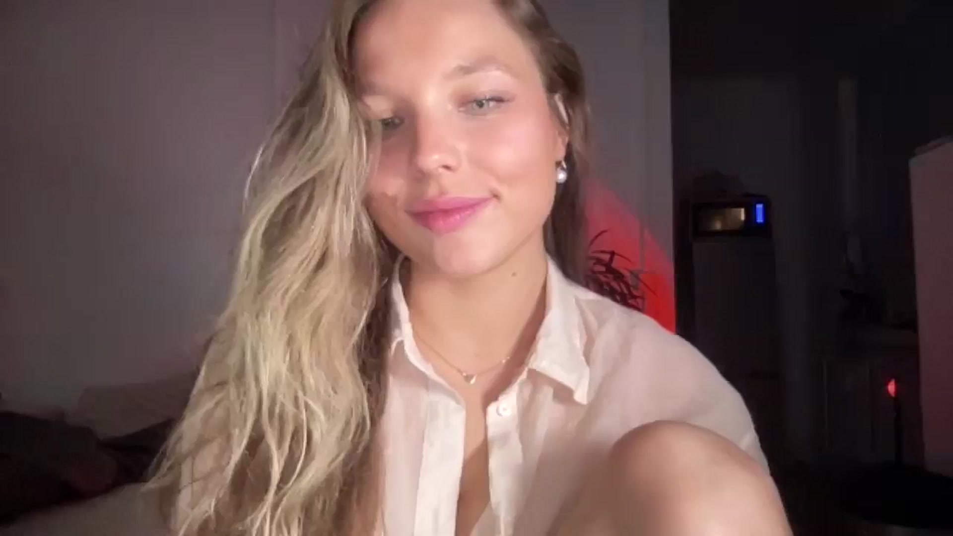 Gallery image thumbnail from SabrinaGolden's myfreecams stream on, 05/03/2025, 22:10 image 14 of 20