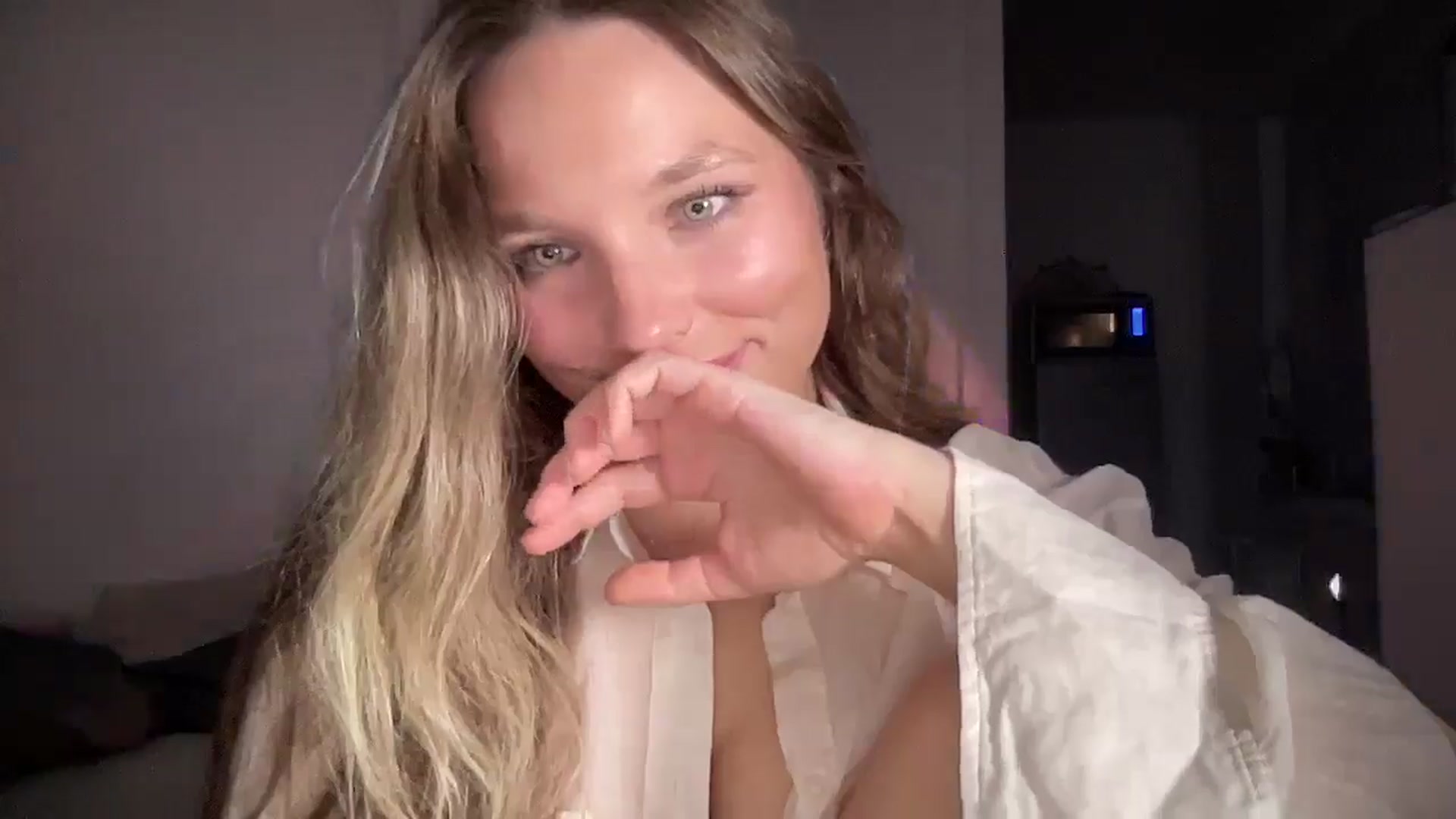 Gallery image thumbnail from SabrinaGolden's myfreecams stream on, 05/03/2025, 22:10 image 6 of 20