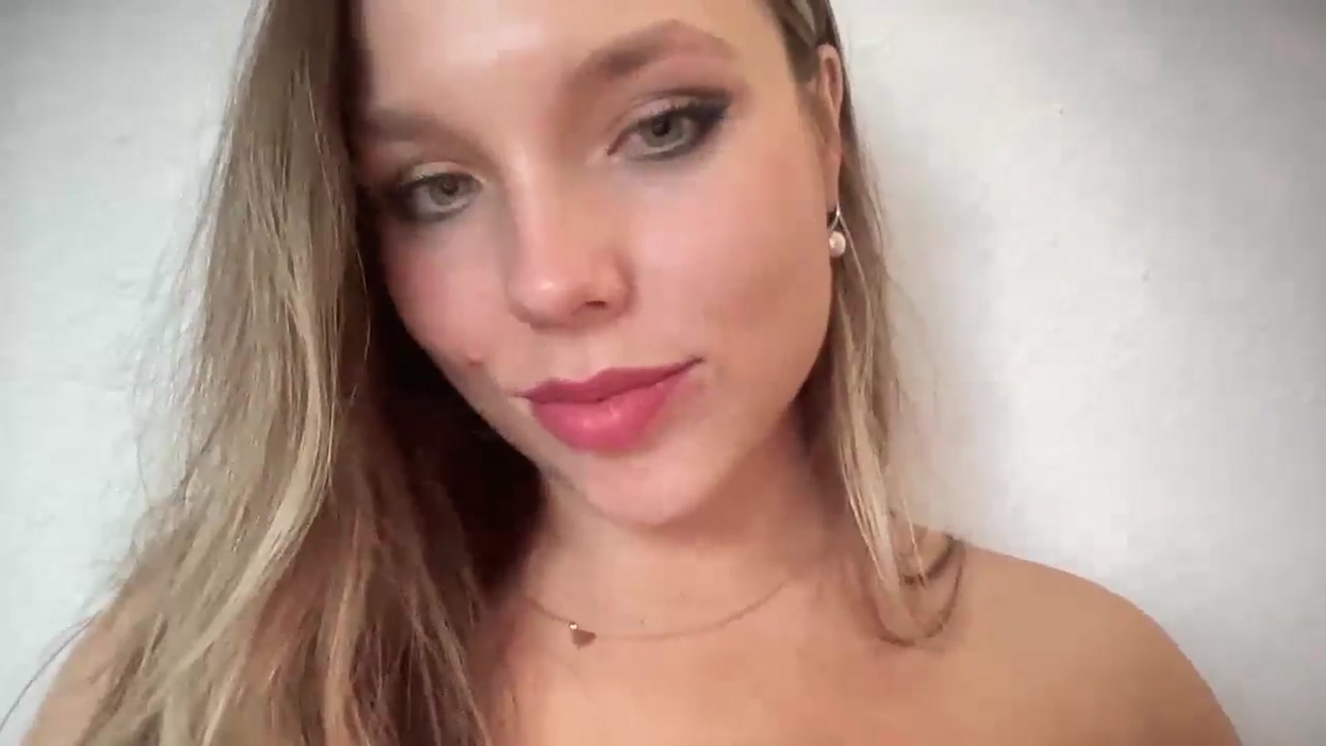 Gallery image thumbnail from SabrinaGolden's myfreecams stream on, 05/06/2025, 04:33 image 3 of 20