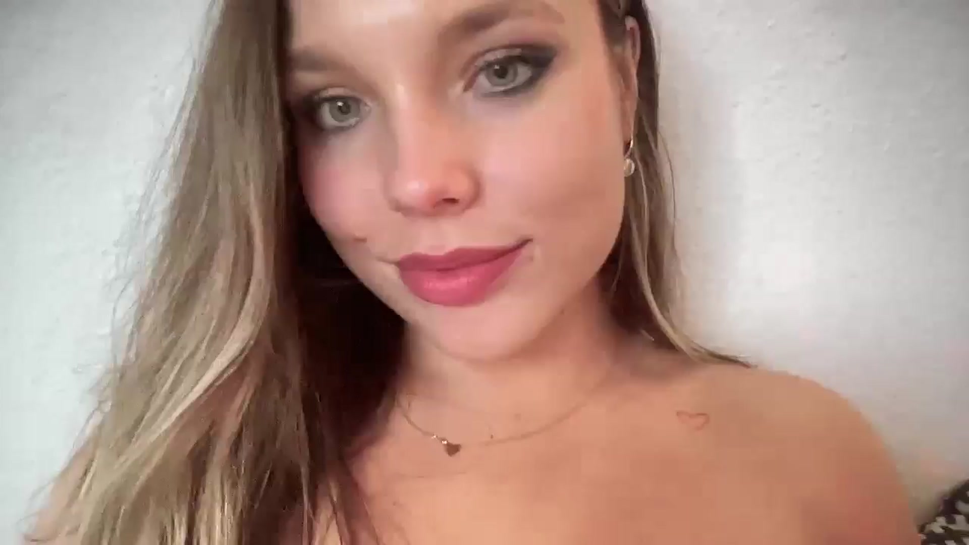 Gallery image thumbnail from SabrinaGolden's myfreecams stream on, 05/06/2025, 04:33 image 19 of 20