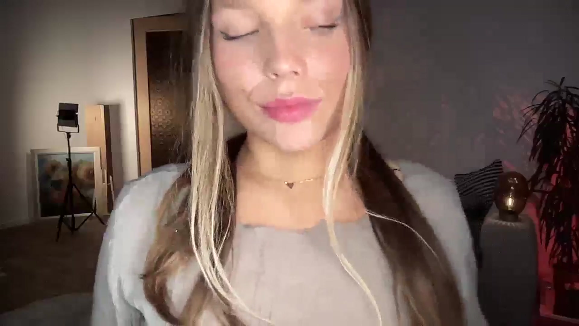 Gallery image thumbnail from SabrinaGolden's myfreecams stream on, 05/07/2025, 23:50 image 18 of 20