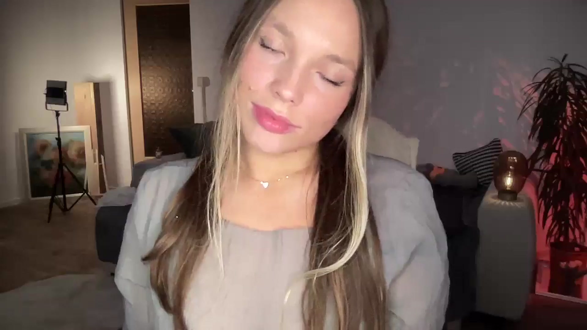 Gallery image thumbnail from SabrinaGolden's myfreecams stream on, 05/07/2025, 23:50 image 17 of 20