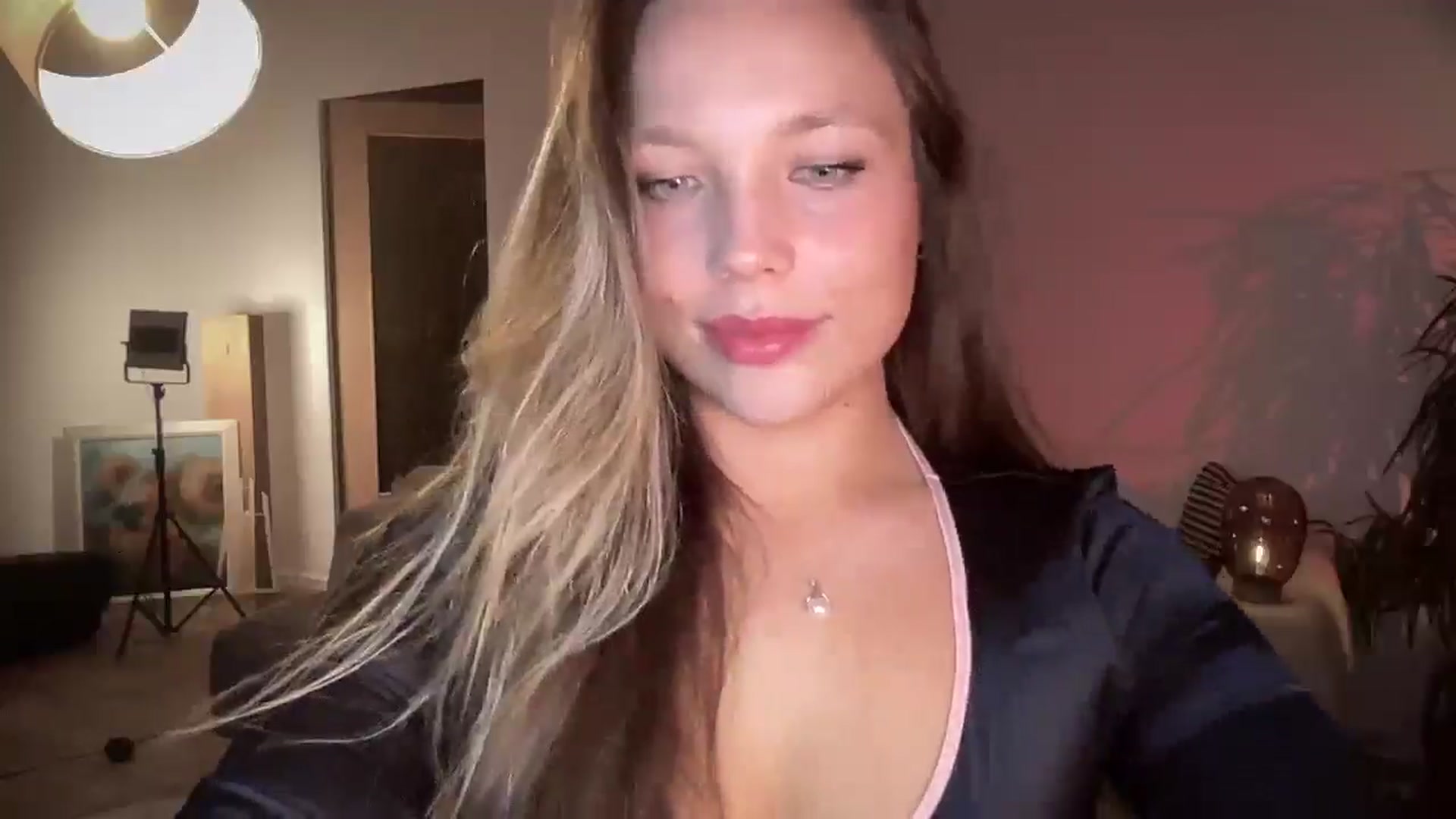 Gallery image thumbnail from SabrinaGolden's myfreecams stream on, 05/09/2025, 22:50 image 15 of 20