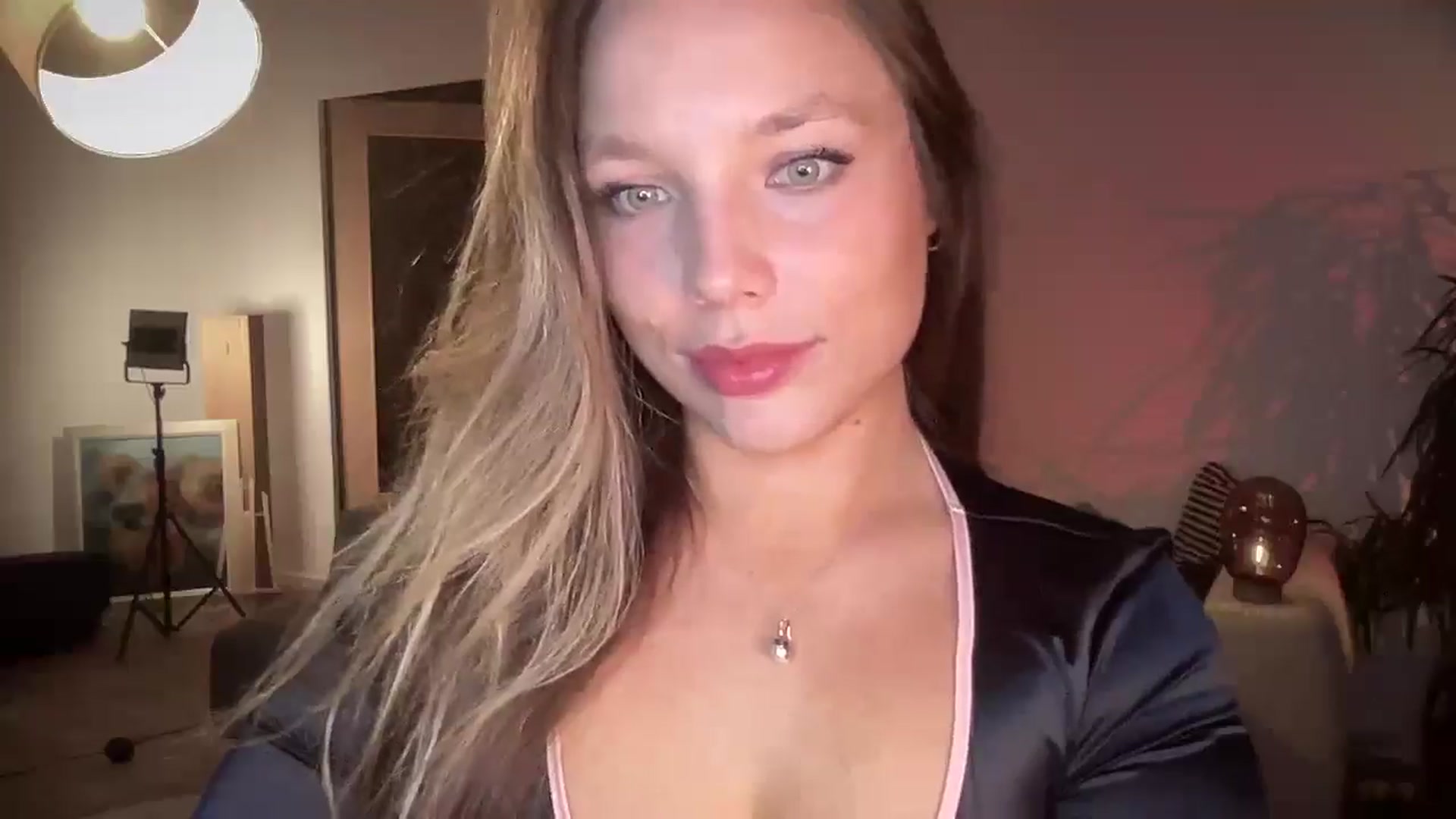 Gallery image thumbnail from SabrinaGolden's myfreecams stream on, 05/09/2025, 22:50 image 14 of 20