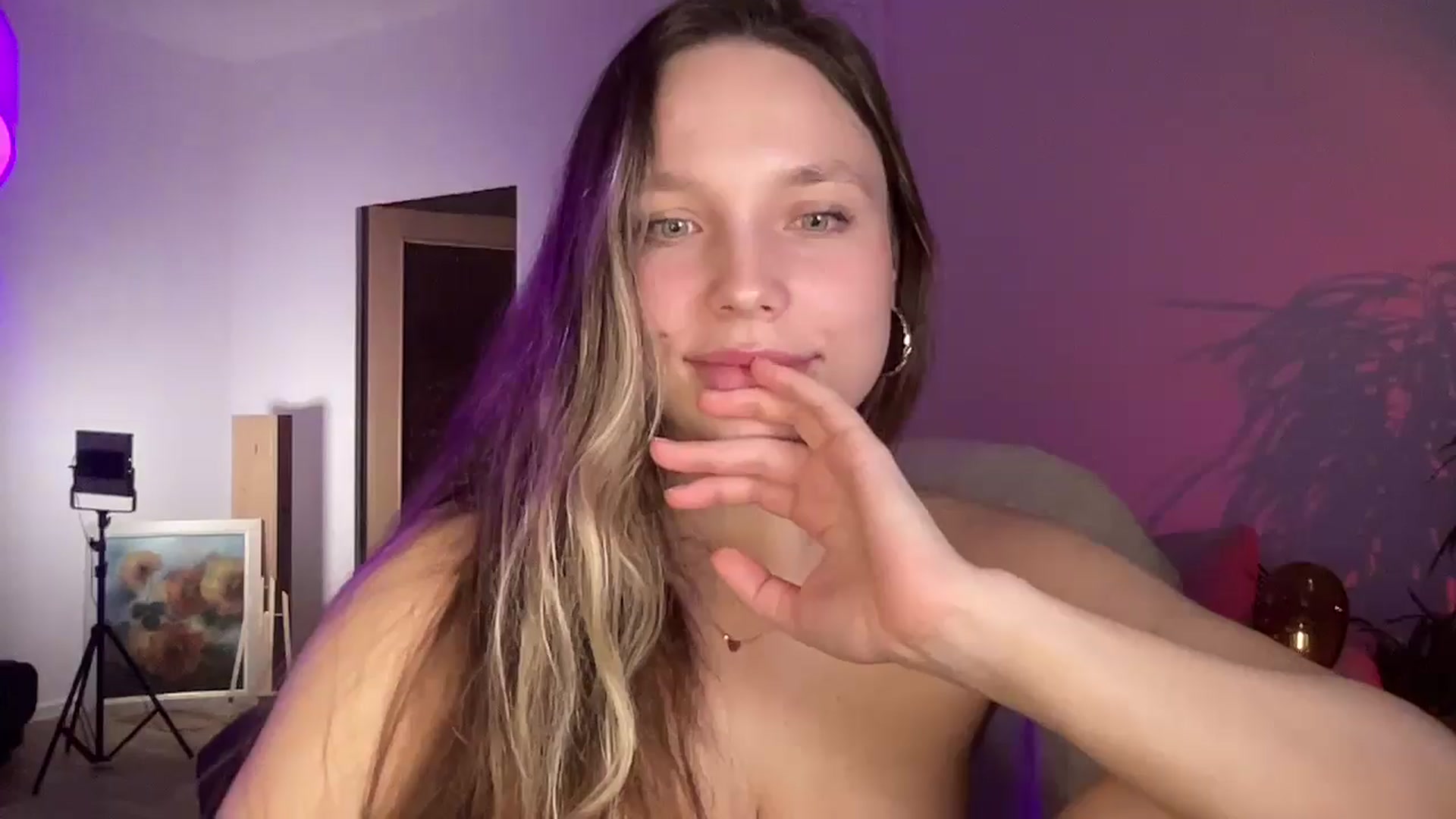 Gallery image thumbnail from SabrinaGolden's myfreecams stream on, 05/13/2025, 02:05 image 16 of 20
