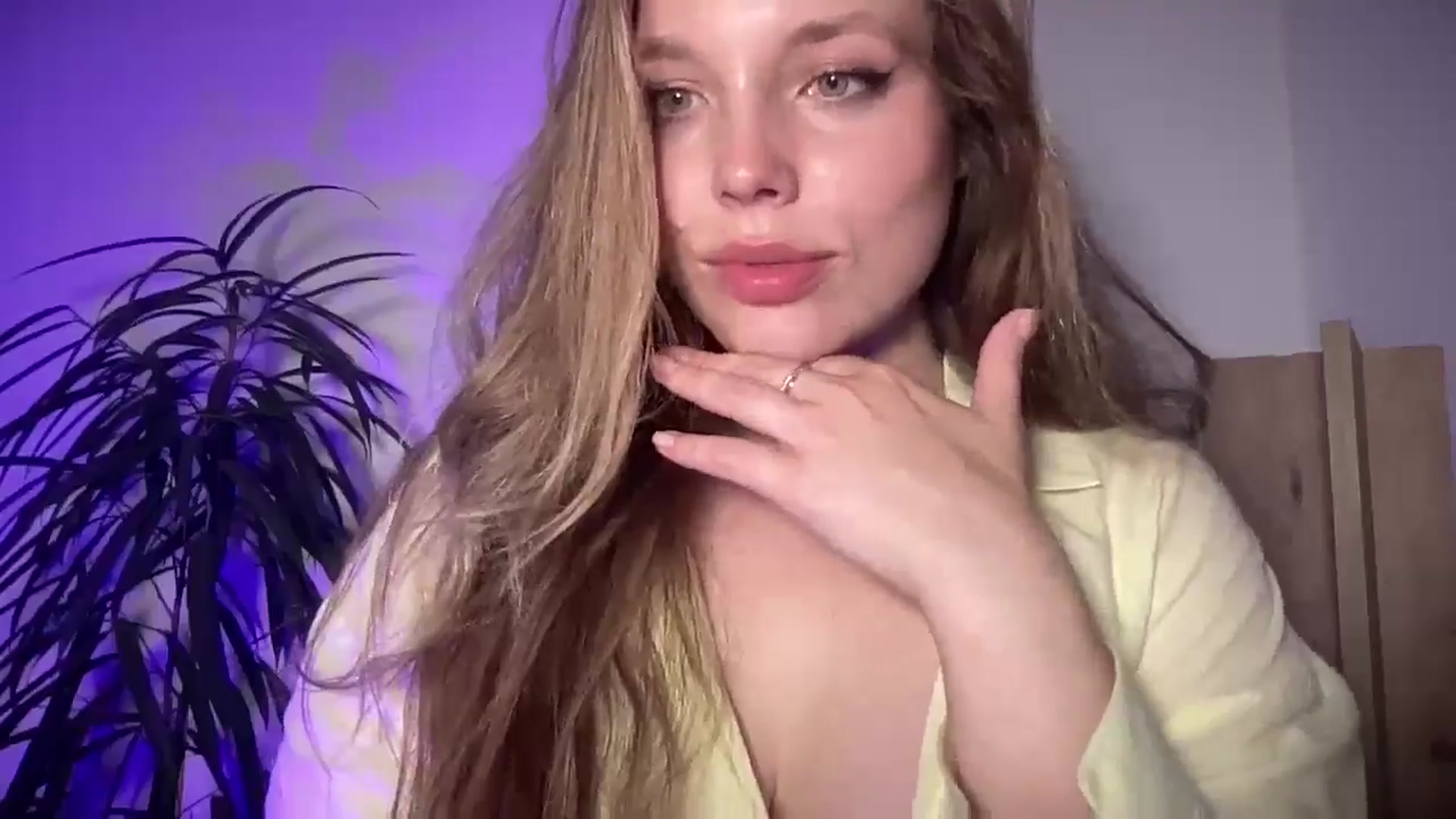 Gallery image thumbnail from SabrinaGolden's myfreecams stream on, 08/17/2025, 03:36 image 16 of 20