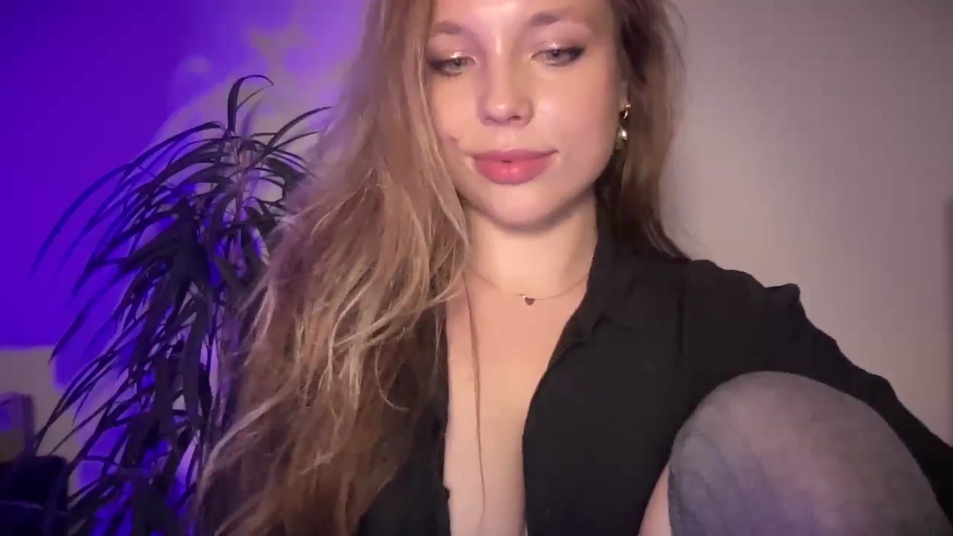 Gallery image thumbnail from SabrinaGolden's myfreecams stream on, 09/01/2025, 23:20 image 5 of 20