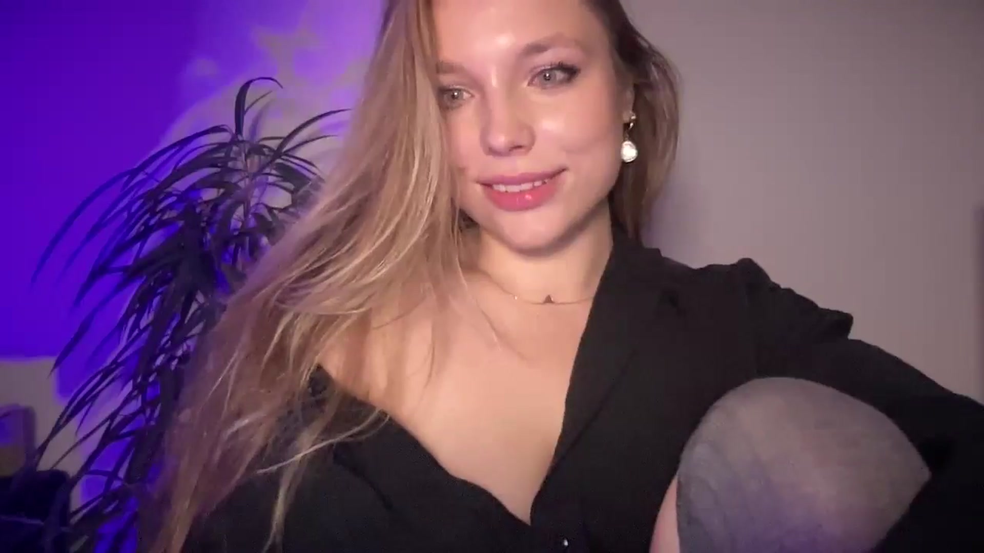 Gallery image thumbnail from SabrinaGolden's myfreecams stream on, 09/01/2025, 23:20 image 10 of 20