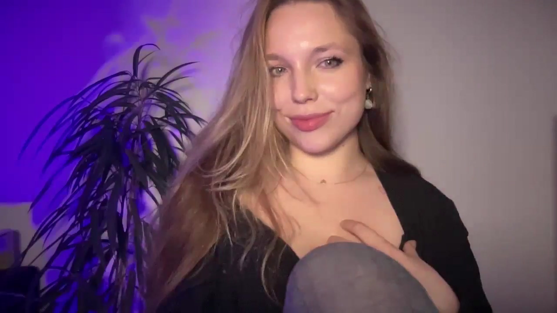 Gallery image thumbnail from SabrinaGolden's myfreecams stream on, 09/01/2025, 23:20 image 9 of 20