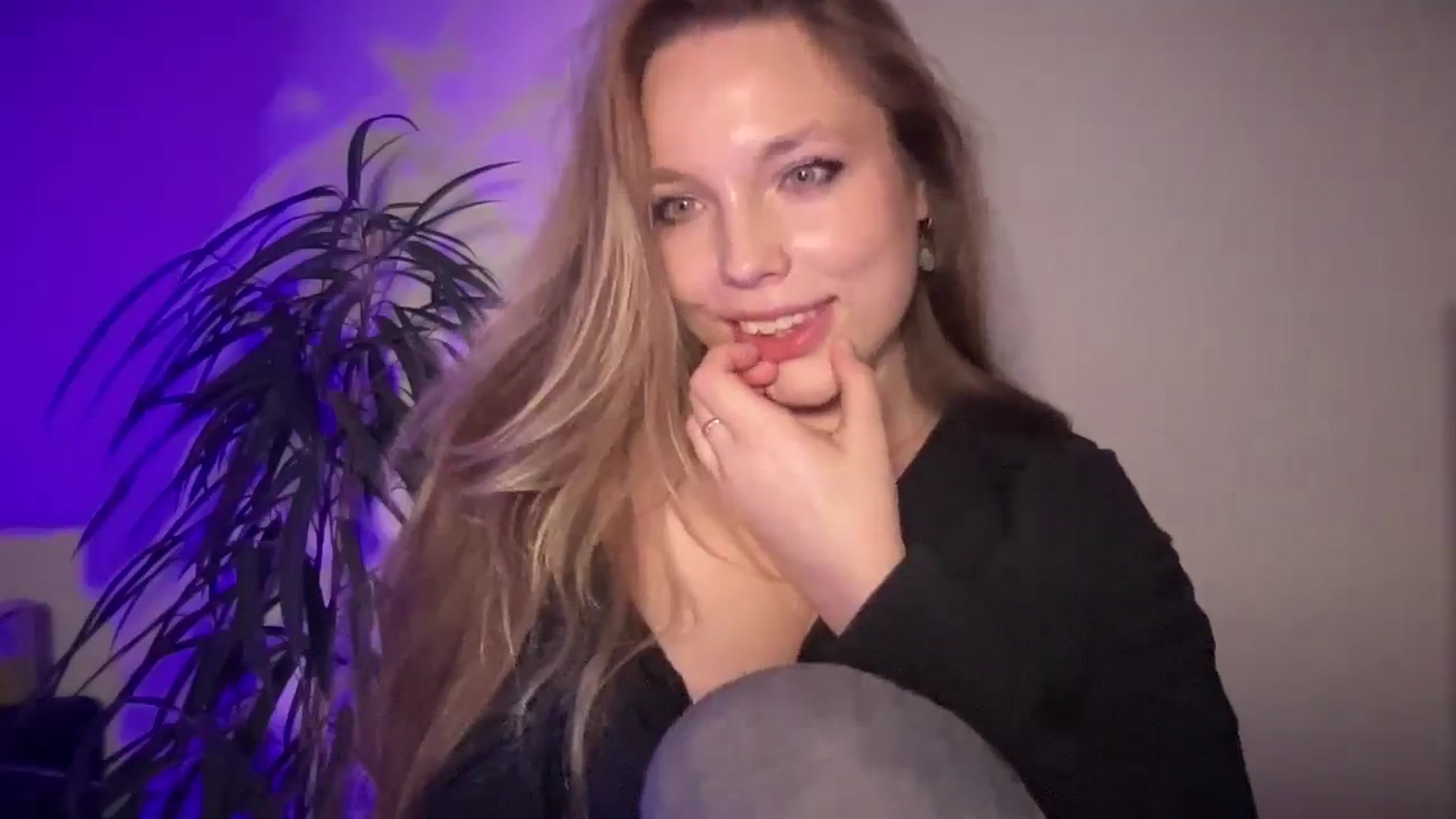 Gallery image thumbnail from SabrinaGolden's myfreecams stream on, 09/01/2025, 23:20 image 8 of 20