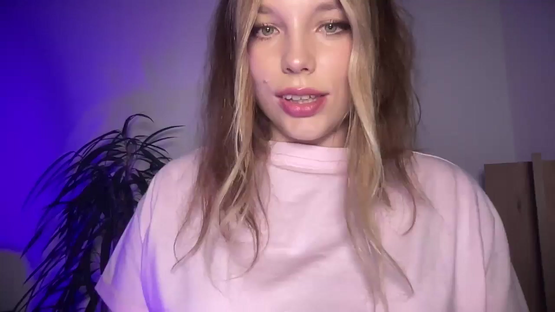 Gallery image thumbnail from SabrinaGolden's myfreecams stream on, 09/06/2025, 20:33 image 1 of 20