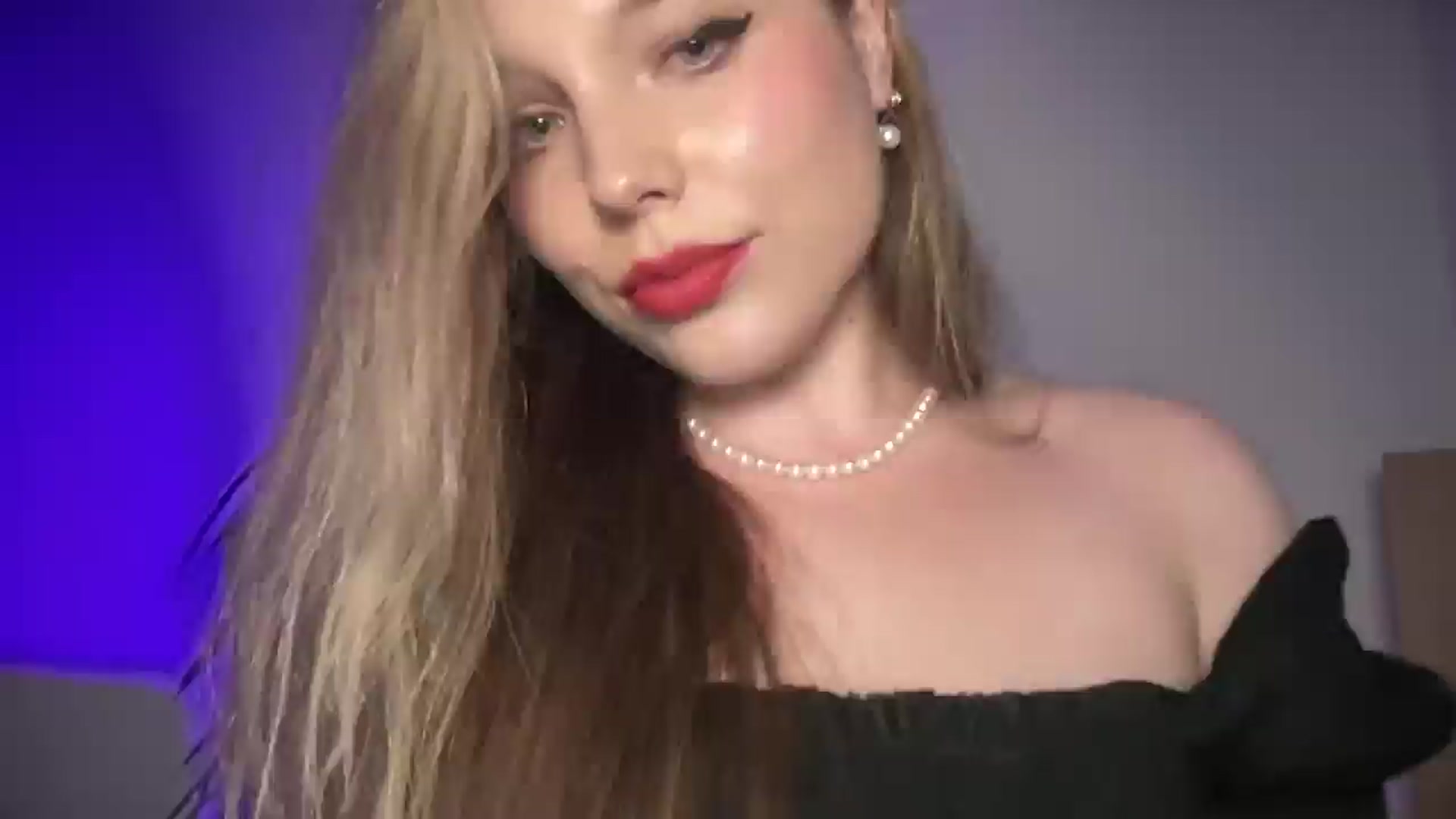 Gallery image thumbnail from SabrinaGolden's myfreecams stream on, 09/06/2025, 22:21 image 9 of 20