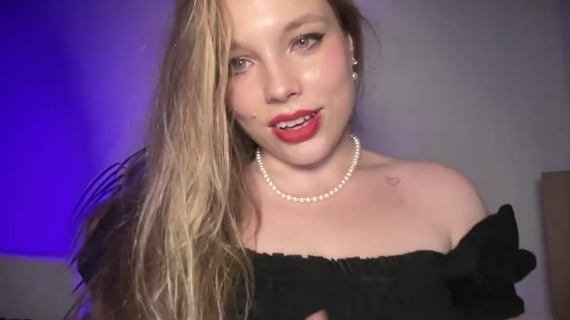 Gallery image thumbnail from SabrinaGolden's myfreecams stream on, 09/06/2025, 22:21 image 16 of 20