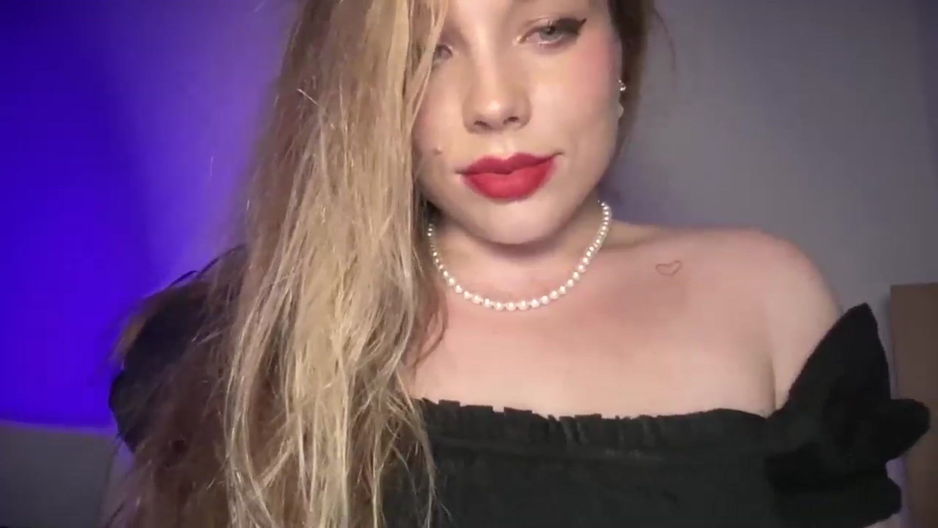 Gallery image thumbnail from SabrinaGolden's myfreecams stream on, 09/06/2025, 22:21 image 17 of 20