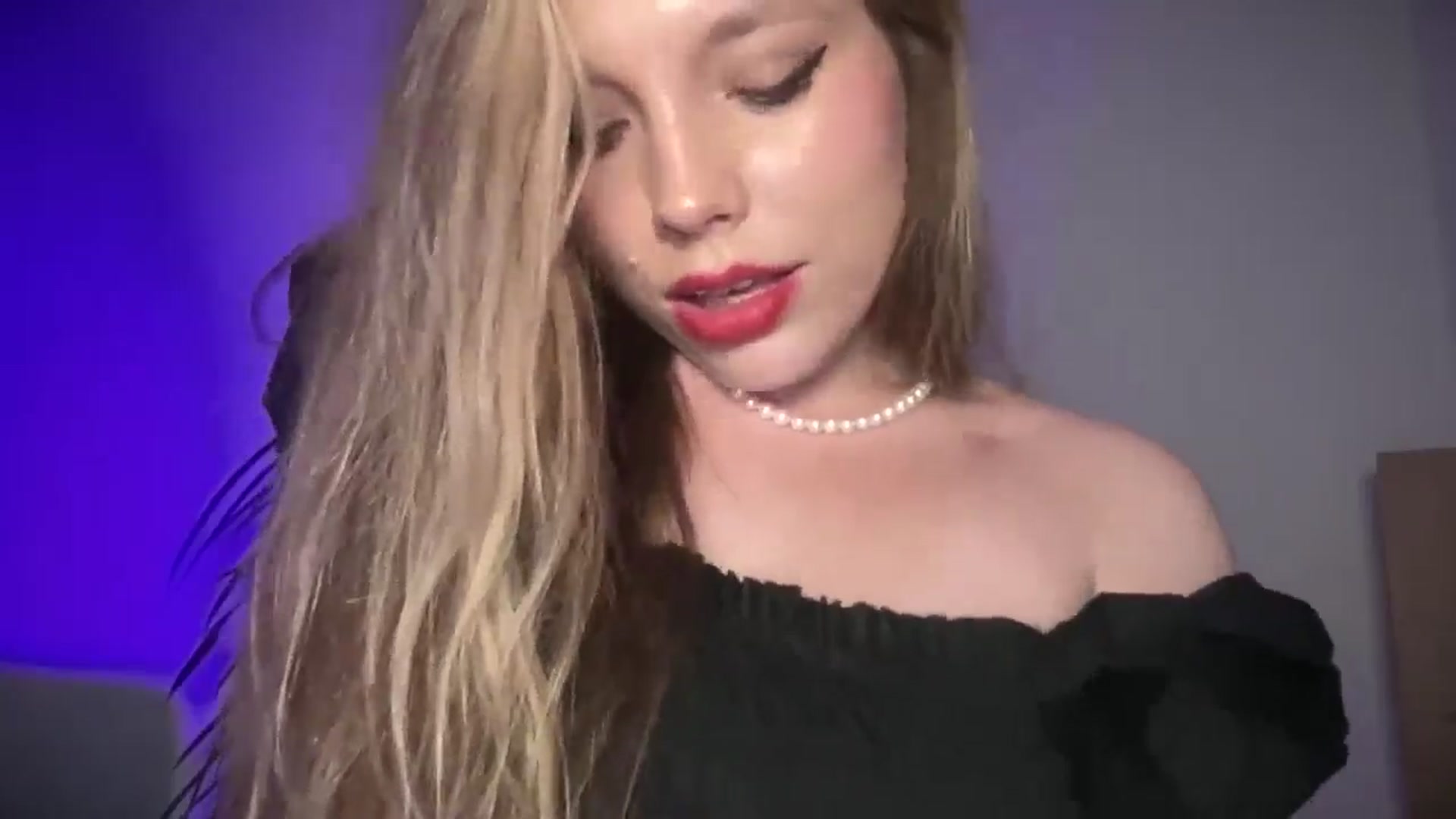 Gallery image thumbnail from SabrinaGolden's myfreecams stream on, 09/06/2025, 22:21 image 2 of 20