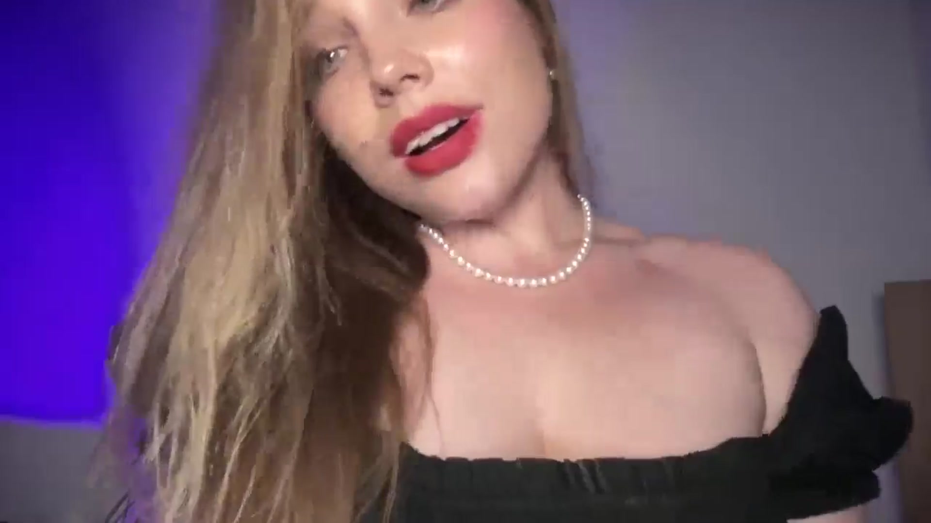 Gallery image thumbnail from SabrinaGolden's myfreecams stream on, 09/06/2025, 22:21 image 19 of 20