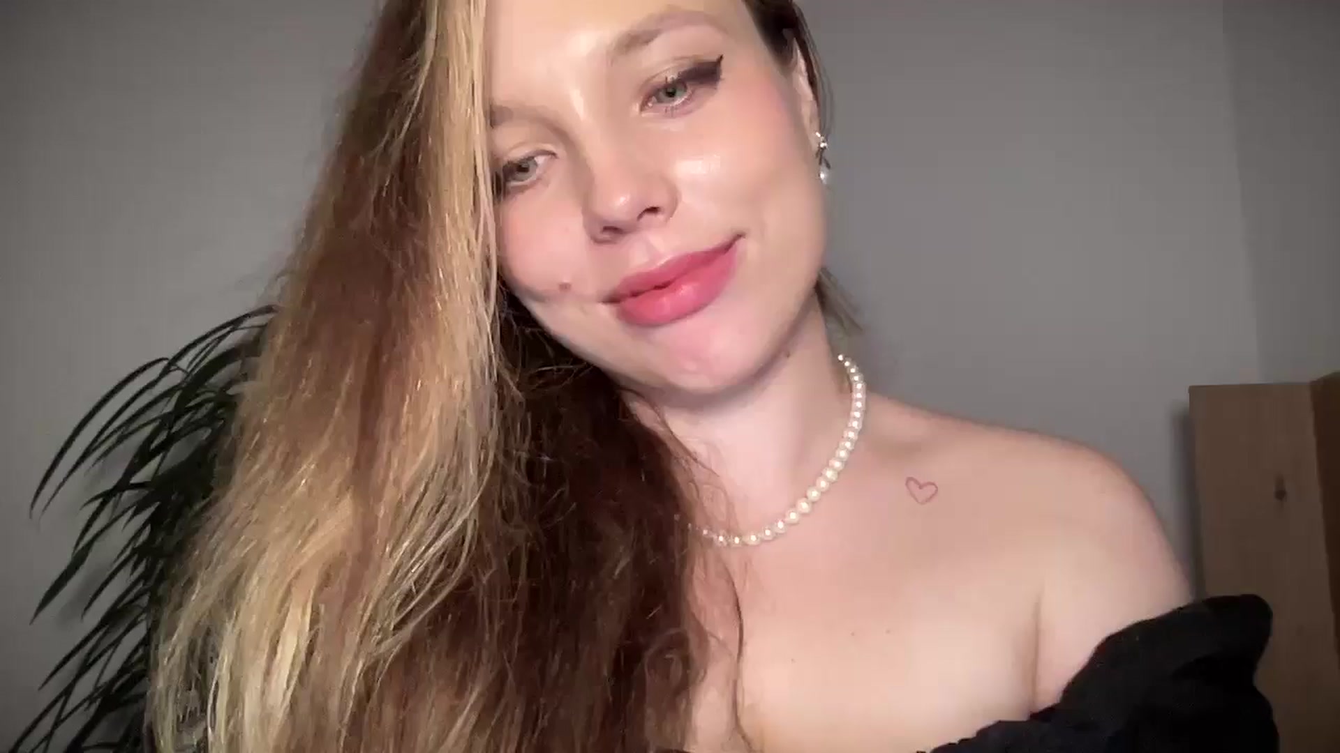 Gallery image thumbnail from SabrinaGolden's myfreecams stream on, 09/07/2025, 03:22 image 14 of 20
