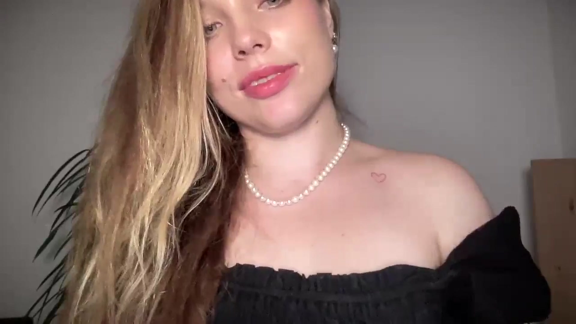Gallery image thumbnail from SabrinaGolden's myfreecams stream on, 09/07/2025, 03:22 image 10 of 20