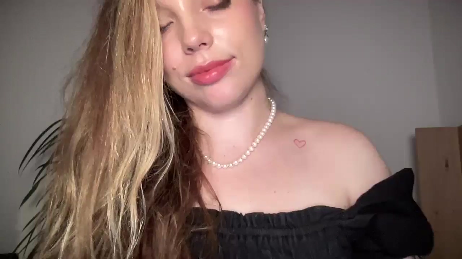 Gallery image thumbnail from SabrinaGolden's myfreecams stream on, 09/07/2025, 03:22 image 11 of 20