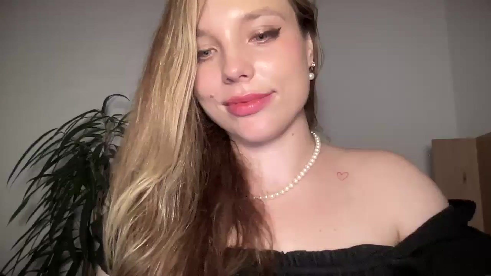Gallery image thumbnail from SabrinaGolden's myfreecams stream on, 09/07/2025, 03:22 image 17 of 20