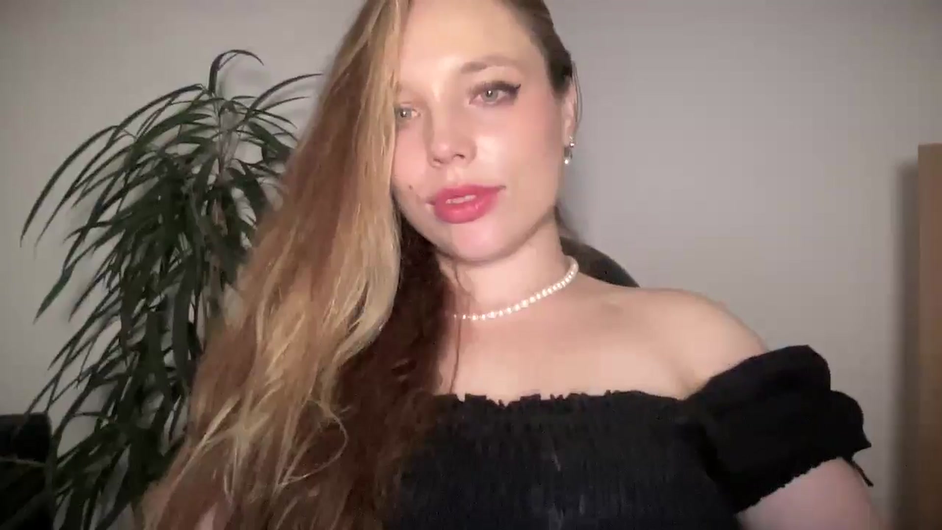 Gallery image thumbnail from SabrinaGolden's myfreecams stream on, 09/07/2025, 03:22 image 12 of 20