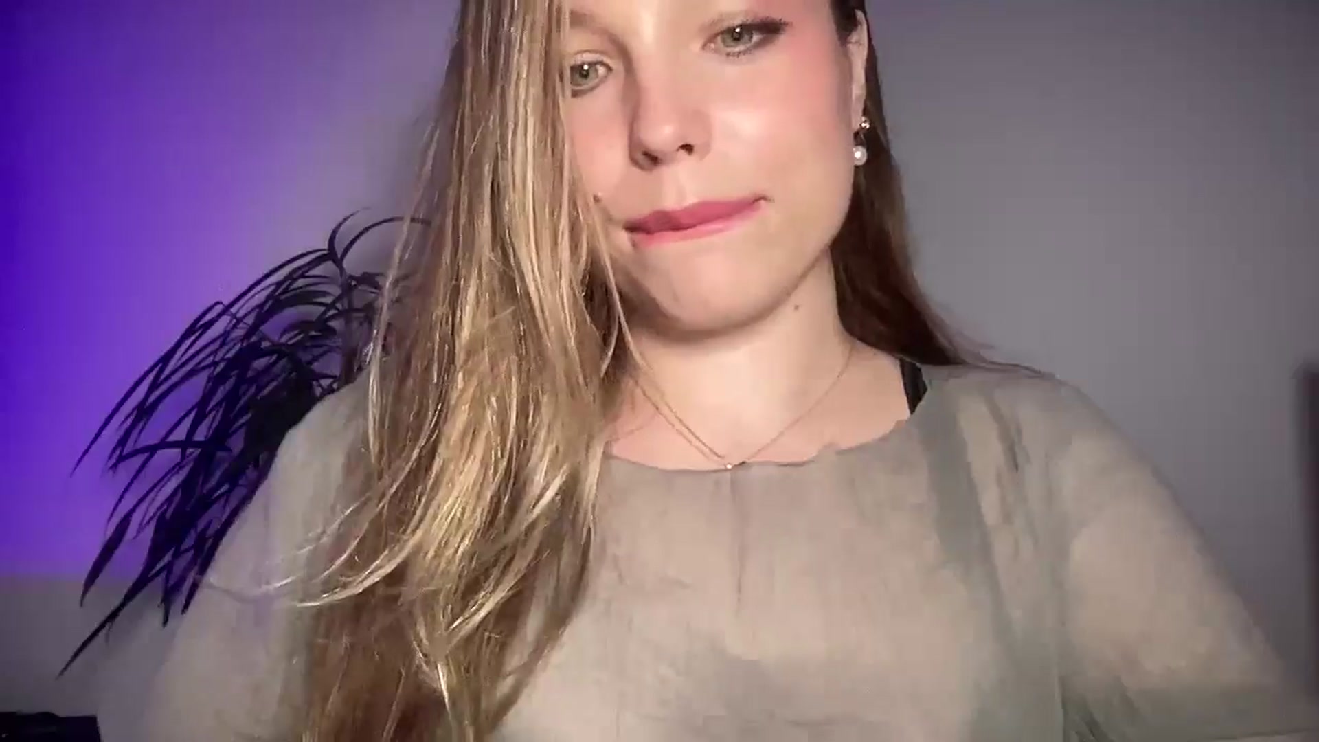 Gallery image thumbnail from SabrinaGolden's myfreecams stream on, 09/15/2025, 24:00 image 5 of 20