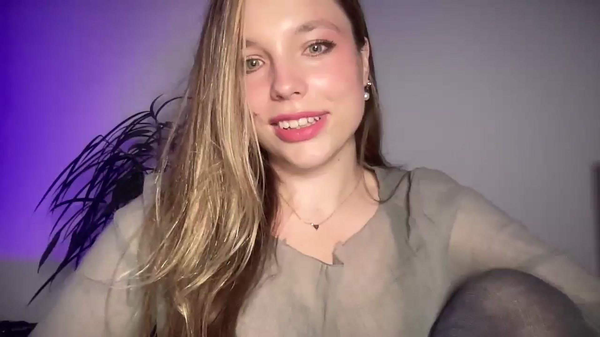 Gallery image thumbnail from SabrinaGolden's myfreecams stream on, 09/15/2025, 24:00 image 8 of 20