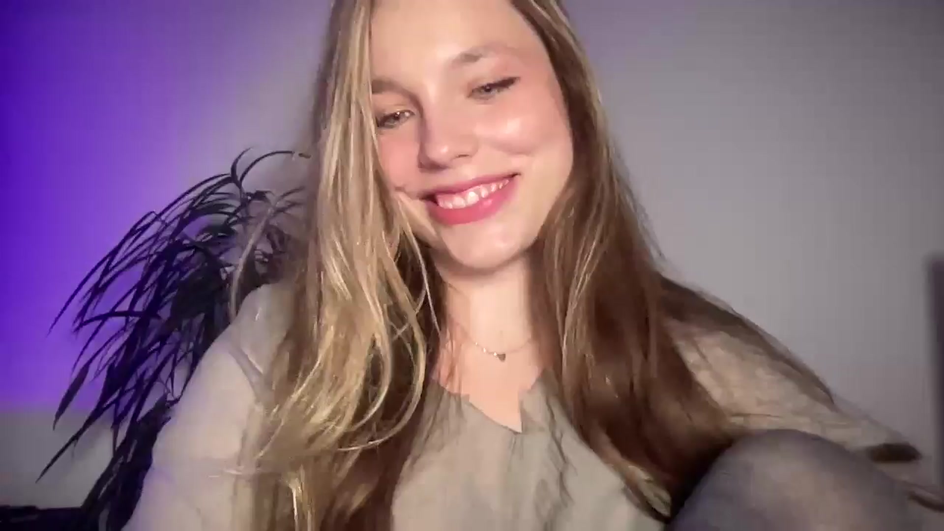 Gallery image thumbnail from SabrinaGolden's myfreecams stream on, 09/15/2025, 24:00 image 10 of 20