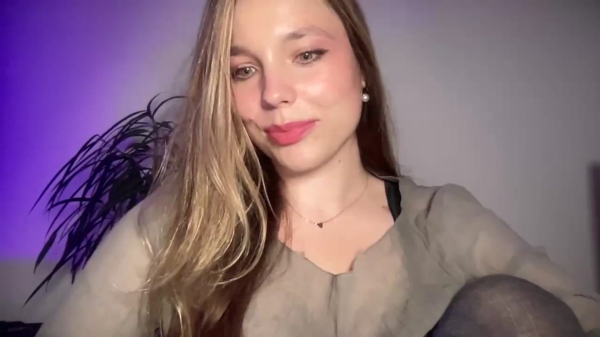 Gallery image thumbnail from SabrinaGolden's myfreecams stream on, 09/15/2025, 24:00 image 13 of 20