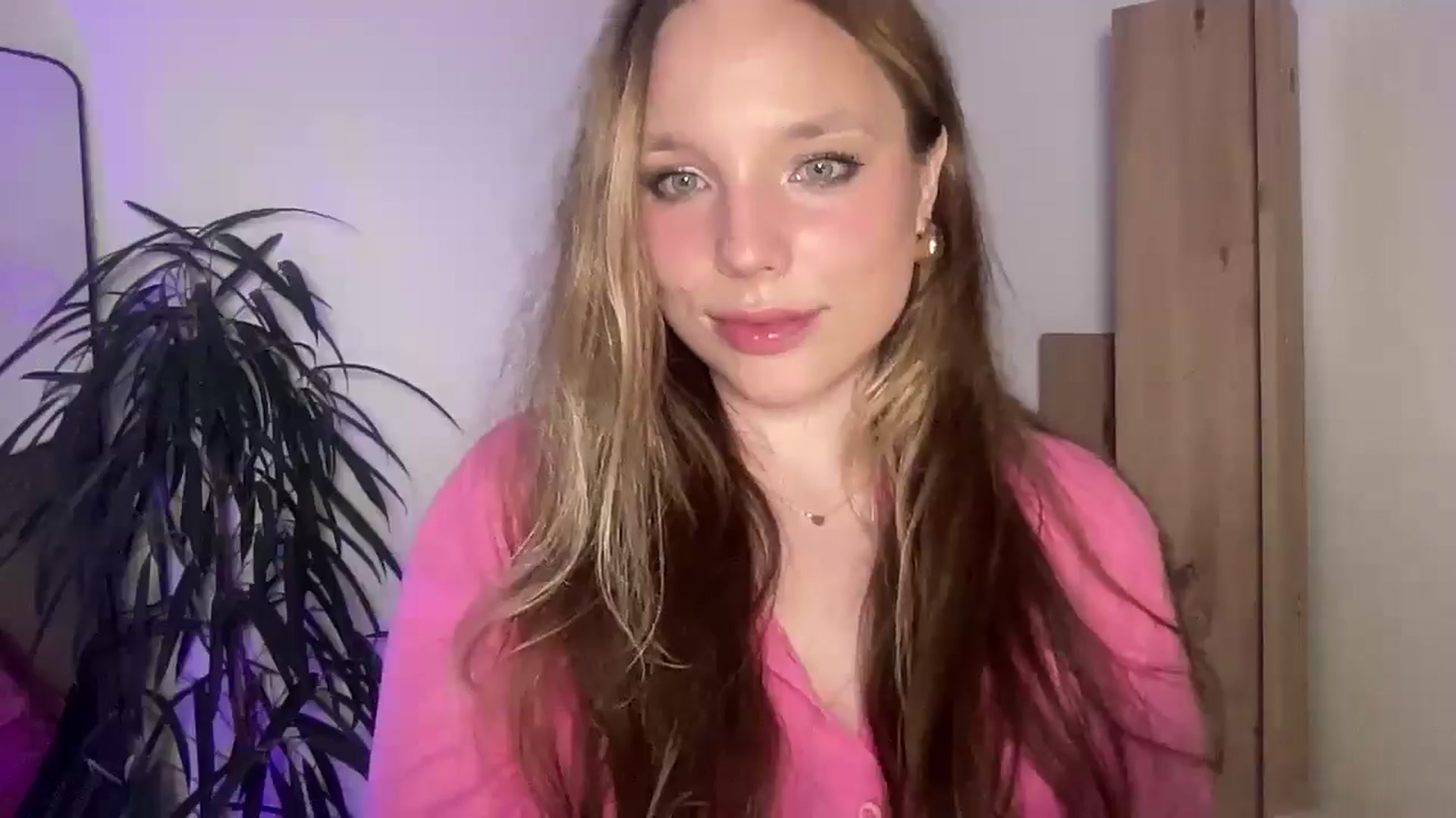 Gallery image thumbnail from SabrinaGolden's myfreecams stream on, 11/03/2025, 23:48 image 8 of 20