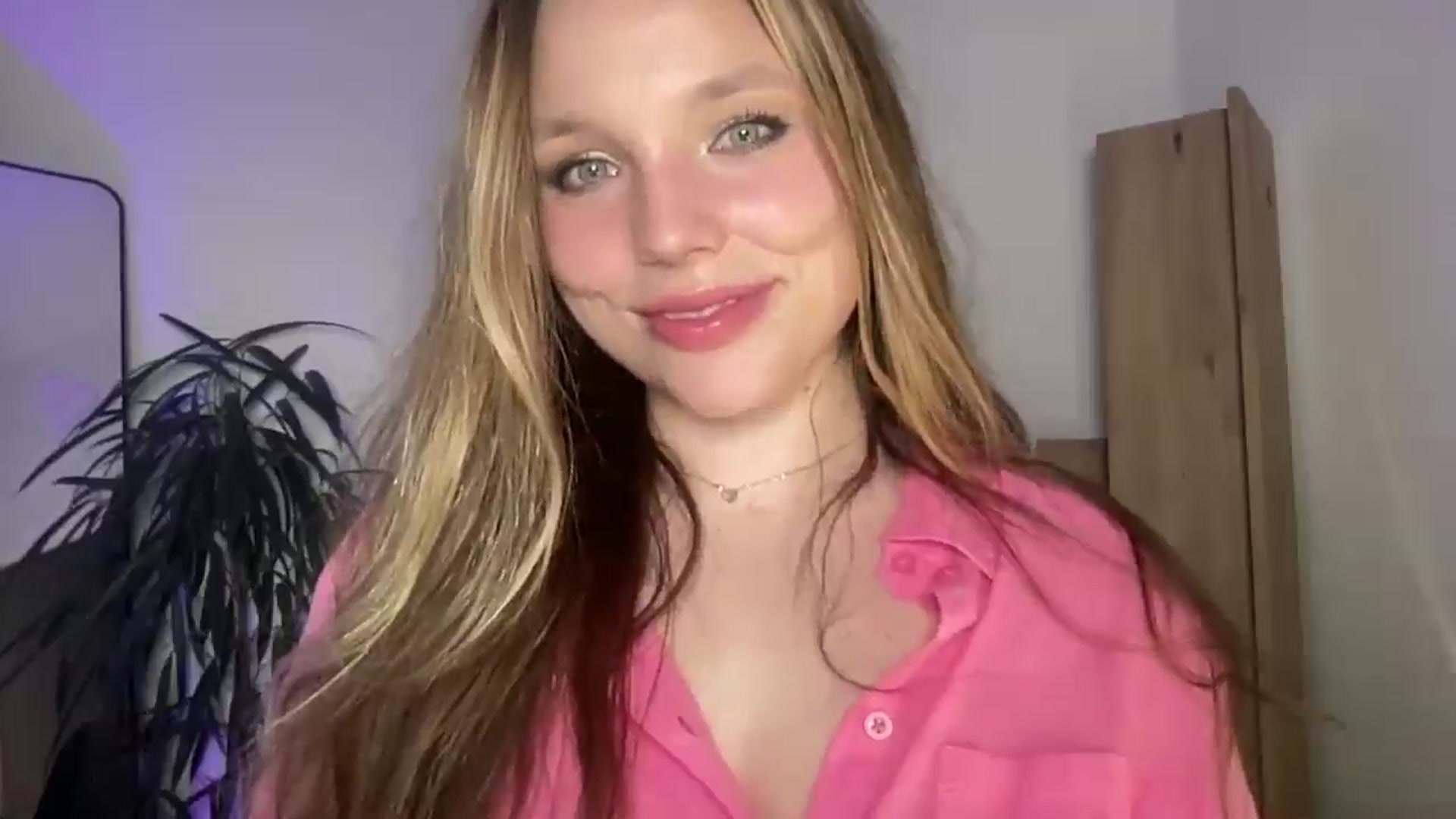 Gallery image thumbnail from SabrinaGolden's myfreecams stream on, 11/03/2025, 23:48 image 2 of 20