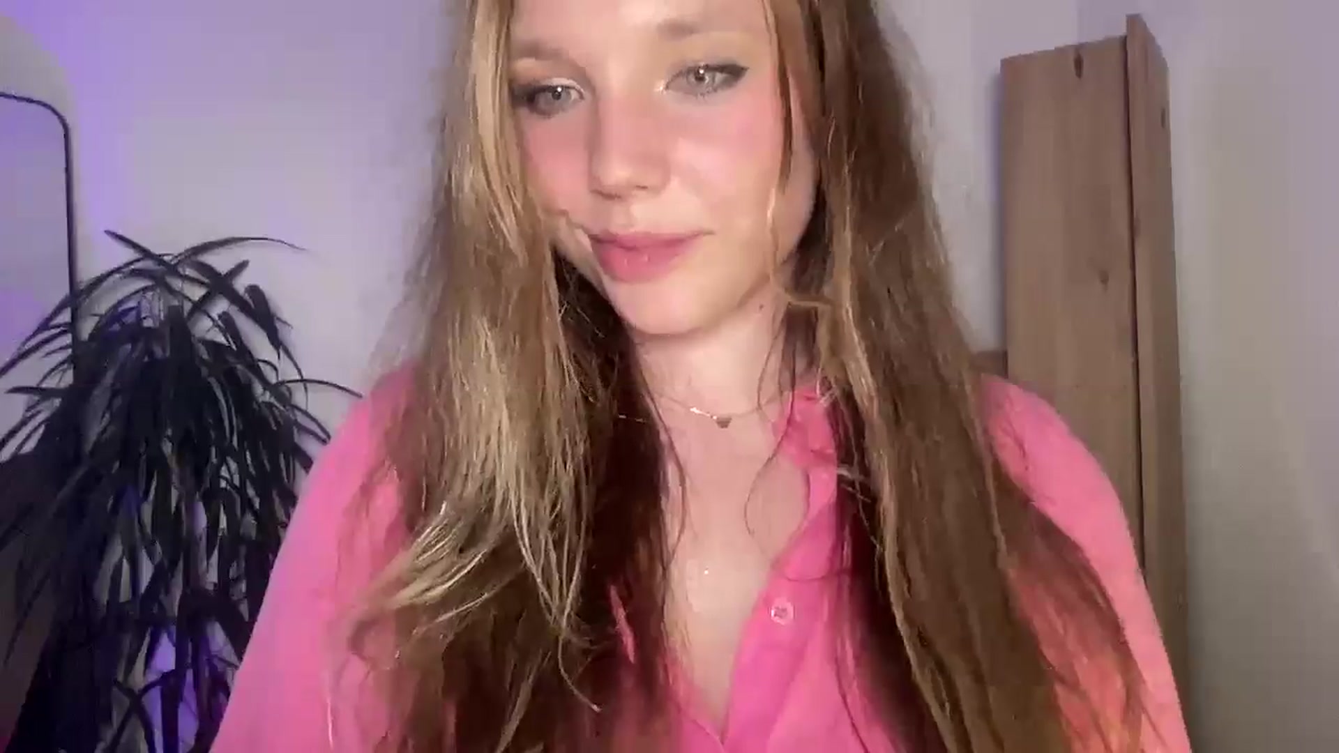 Gallery image thumbnail from SabrinaGolden's myfreecams stream on, 11/03/2025, 23:48 image 10 of 20