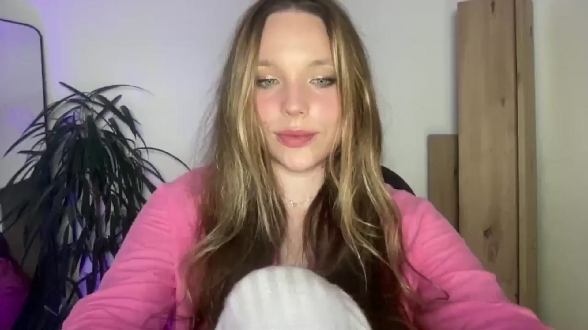 Gallery image thumbnail from SabrinaGolden's myfreecams stream on, 11/03/2025, 23:48 image 3 of 20