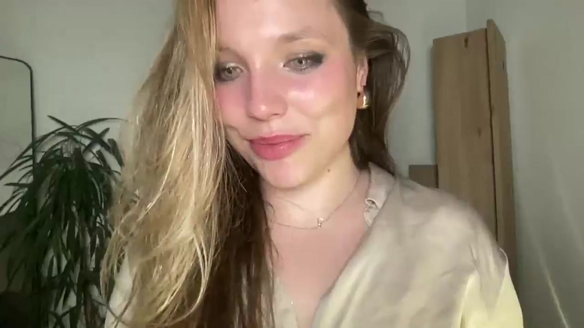 Gallery image thumbnail from SabrinaGolden's myfreecams stream on, 11/04/2025, 03:50 image 5 of 20
