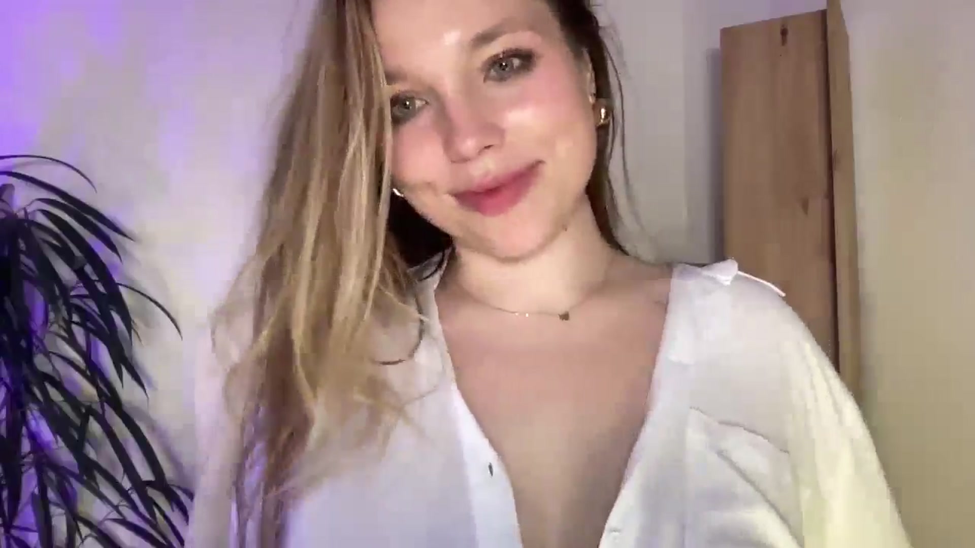 Gallery image thumbnail from SabrinaGolden's myfreecams stream on, 11/09/2025, 01:40 image 4 of 20
