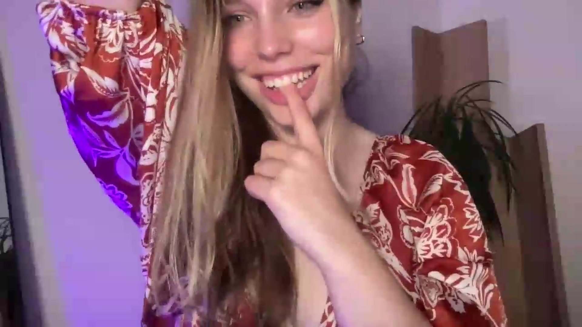 Gallery image thumbnail from SabrinaGolden's myfreecams stream on, 05/20/2026, 01:57 image 4 of 20