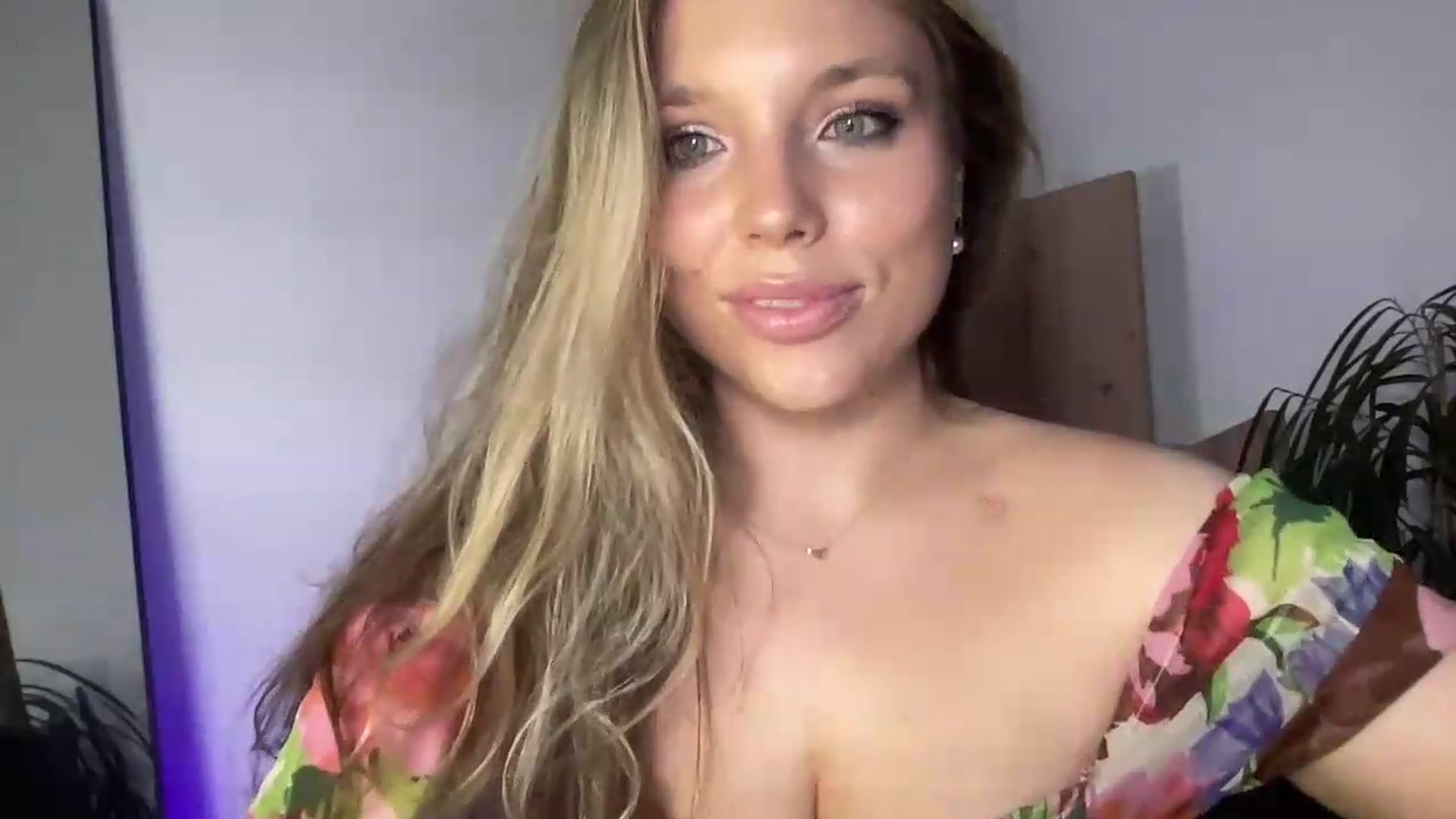 Gallery image thumbnail from SabrinaGolden's myfreecams stream on, 05/24/2026, 22:28 image 9 of 20