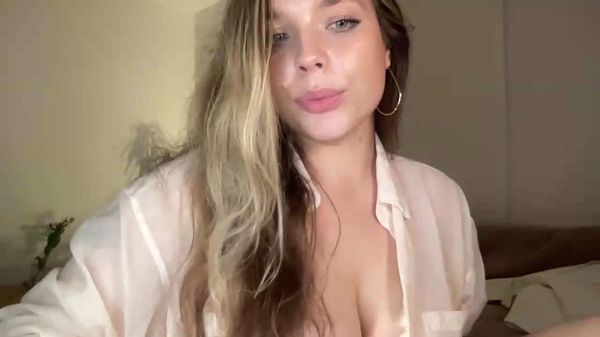 Gallery image thumbnail from SabrinaGolden's myfreecams stream on, 07/08/2026, 24:09 image 12 of 20