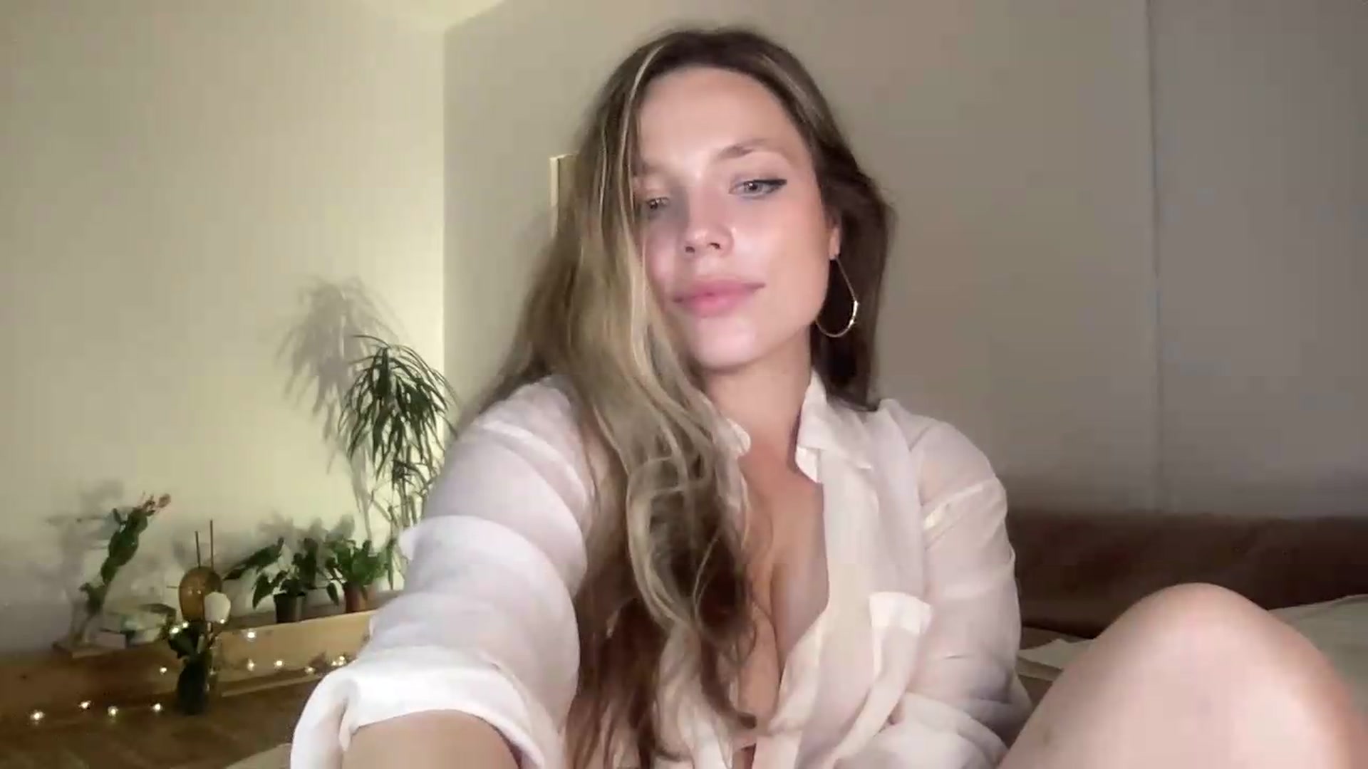 Gallery image thumbnail from SabrinaGolden's myfreecams stream on, 07/08/2026, 24:09 image 14 of 20