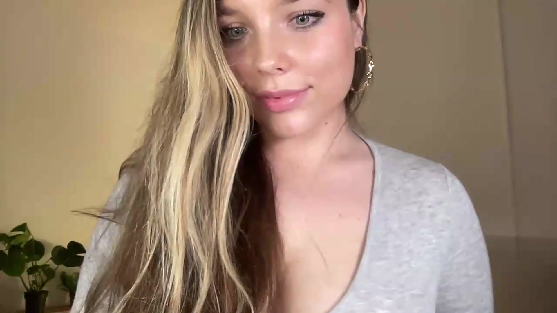 Gallery image thumbnail from SabrinaGolden's myfreecams stream on, 07/10/2026, 23:03 image 18 of 20