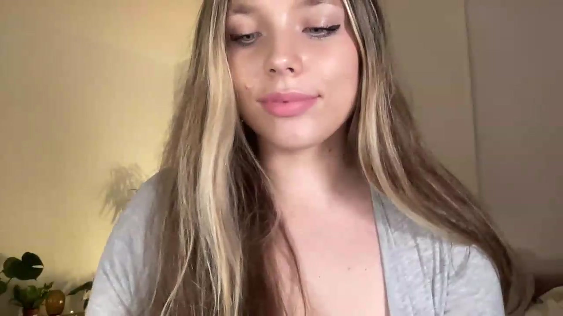 Gallery image thumbnail from SabrinaGolden's myfreecams stream on, 07/10/2026, 23:03 image 2 of 20