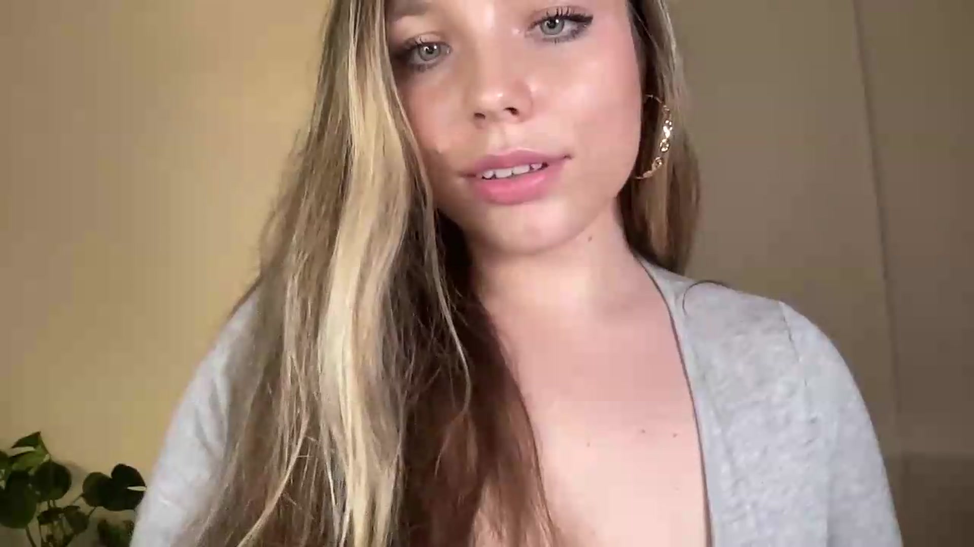 Gallery image thumbnail from SabrinaGolden's myfreecams stream on, 07/10/2026, 23:03 image 10 of 20