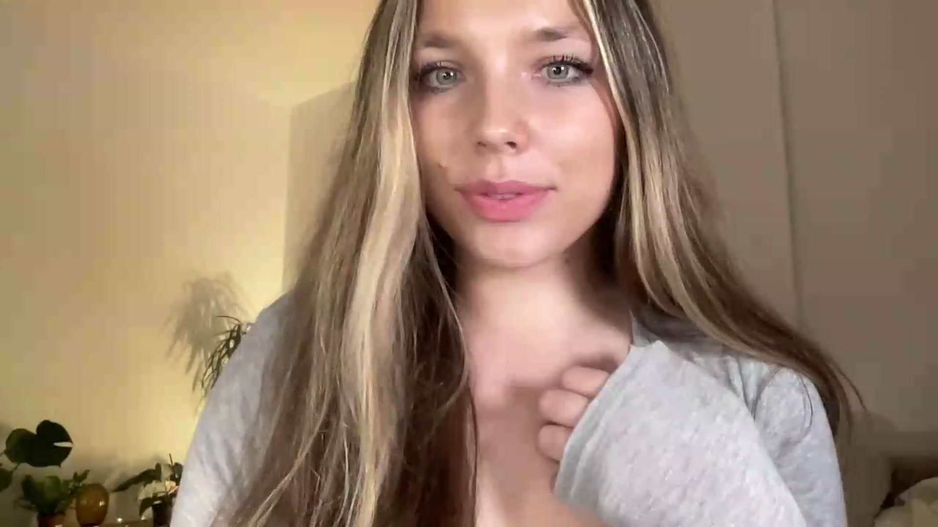 Gallery image thumbnail from SabrinaGolden's myfreecams stream on, 07/10/2026, 23:03 image 4 of 20